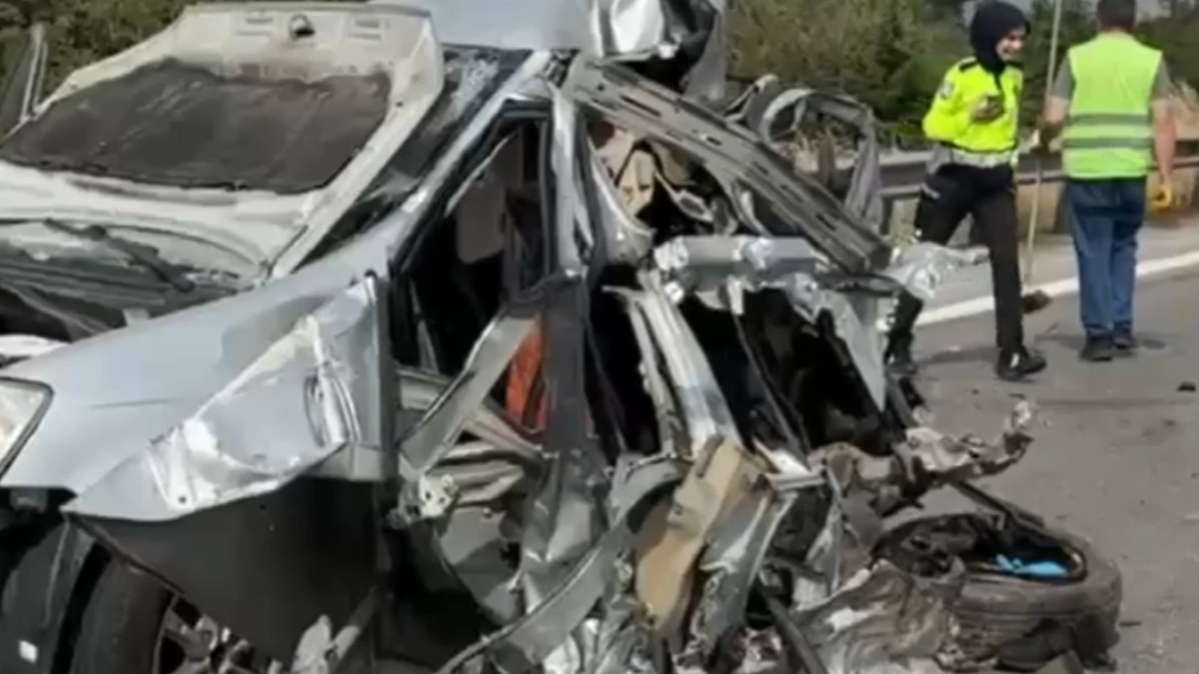 TEM'de otobüs ile otomobil çarpıştı: 3 yaralı
