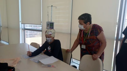 Lösemi tedavisi gören Hatice LGS'ye hastanede girdi
