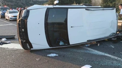 Uşak'ta hafif ticari aracın devrildi! 1 ölü 4 yaralı
