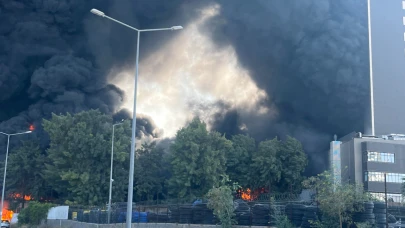İzmir'de plastik fabrikasında yangın! Patlamalar meydana geldi