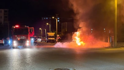 Kahramanmaraş'ta yanan otomobil hurdaya döndü
