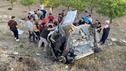 Aksaray'da 2 otomobilin çarpıştığı sıkışmalı kazada 2'si ağır 8 kişi yaralandı