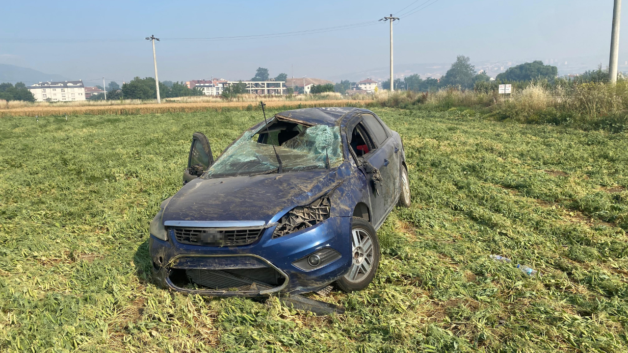 Bursa'da otomobil tarlaya uçtu