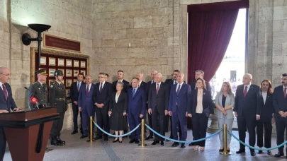 TBMM Başkanı Kurtulmuş ve Başkanlık Divanı üyeleri Anıtkabir'i ziyaret etti