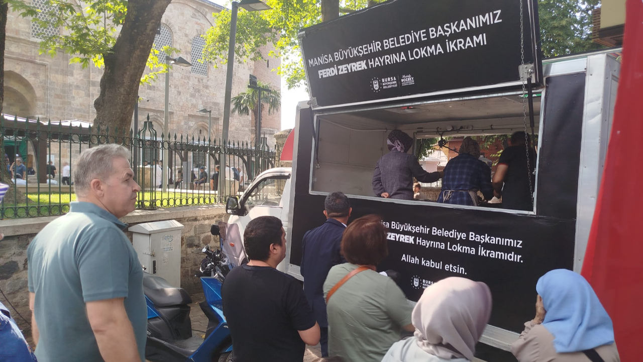 Bursa Büyükşehir Belediyesi Ferdi Zeyrek'in hayrına lokma dağıttı
