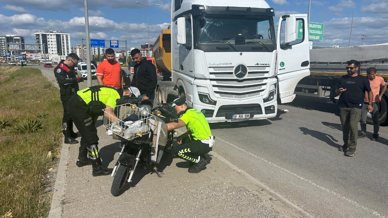 Tırın çarptığı elektrikli bisikletin sürücüsü ağır yaralandı
