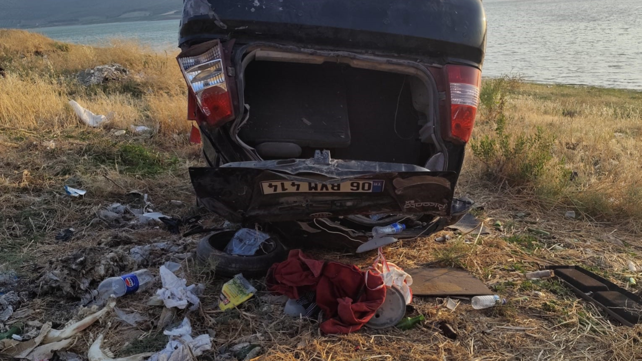 Baraj kenarına uçan otomobildeki 3 kişi yaralandı