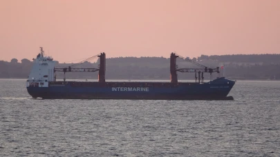Çanakkale Boğazı'ndan geçen yük gemisinde yangın çıktı