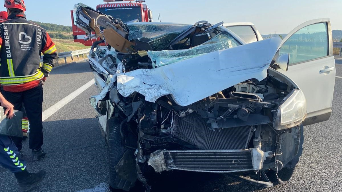 Balıkesir'de otomobil ile tır çarpıştı: 2 ölü, 2 yaralı