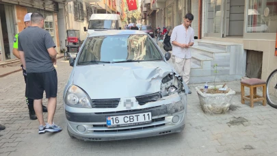 Bursa'da direksiyon başında fenalaşan sürücü 4 araca çarptı