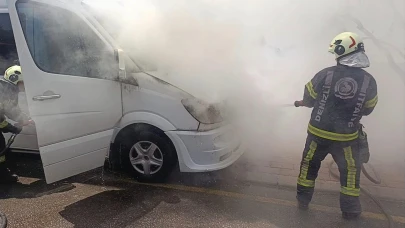 Denizli’de seyir halindeki işçi servisi bir anda alev aldı
