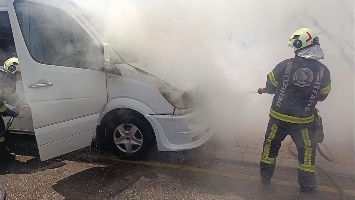 Denizli’de seyir halindeki işçi servisi bir anda alev aldı