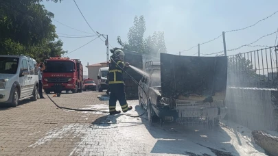 Park halindeki otomobil alev aldı