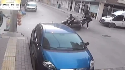 İki motosiklet çarpıştı! O anlar kamerada