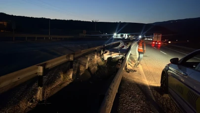 Kastamonu’da otomobil bariyerlere çarptı