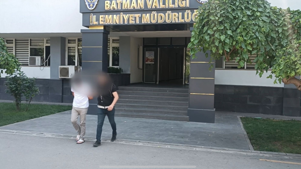 Dur ihtarına uymayan sürücü araçtan uyuşturucu fırlattı