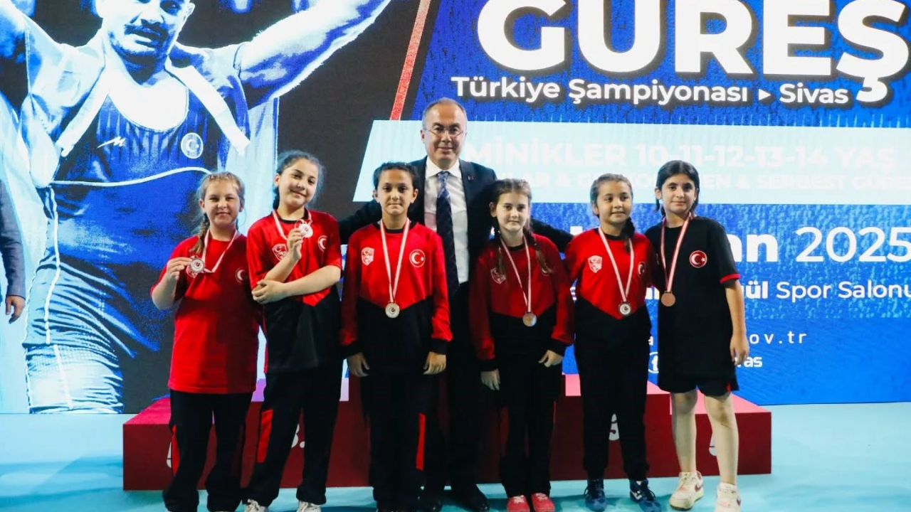 Minik güreşçiler kupa kaldırdı