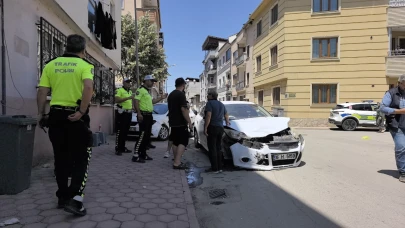 Bursa'da iki otomobil çarpıştı: 3 yaralı