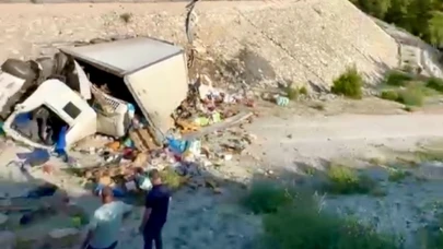 Antalya'da yoldan çıkan kamyon boş alana yuvarlandı!