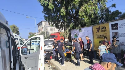 Hatay'da hafif ticari araç ve otomobil çarpıştı! 5 yaralı