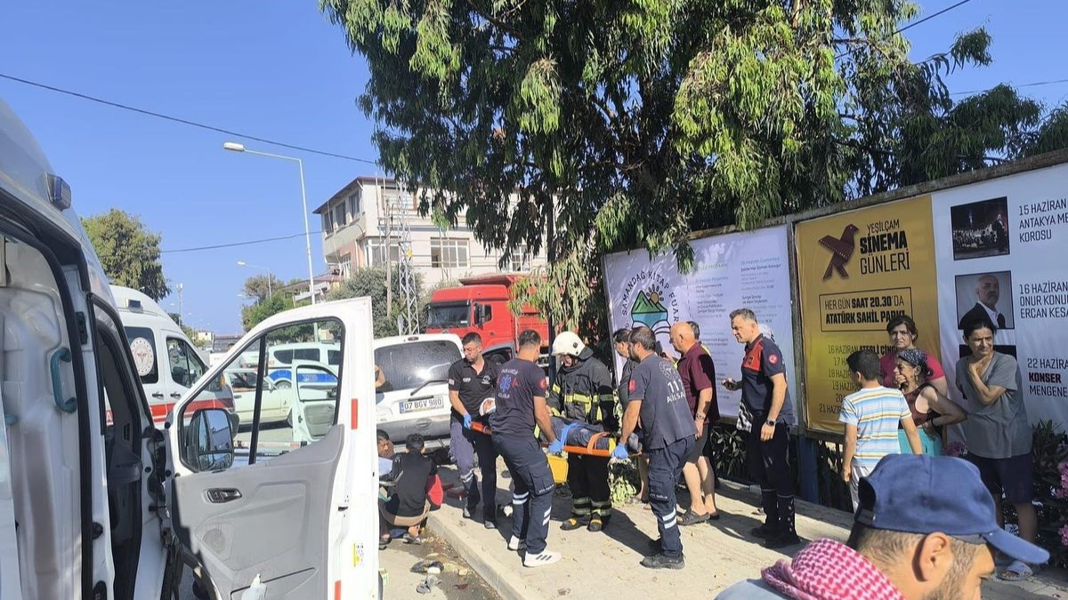 Hatay'da hafif ticari araç ve otomobil çarpıştı! 5 yaralı