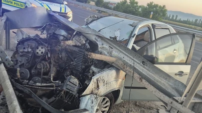Eskişehir’de bariyere çarpan otomobil hurdaya döndü