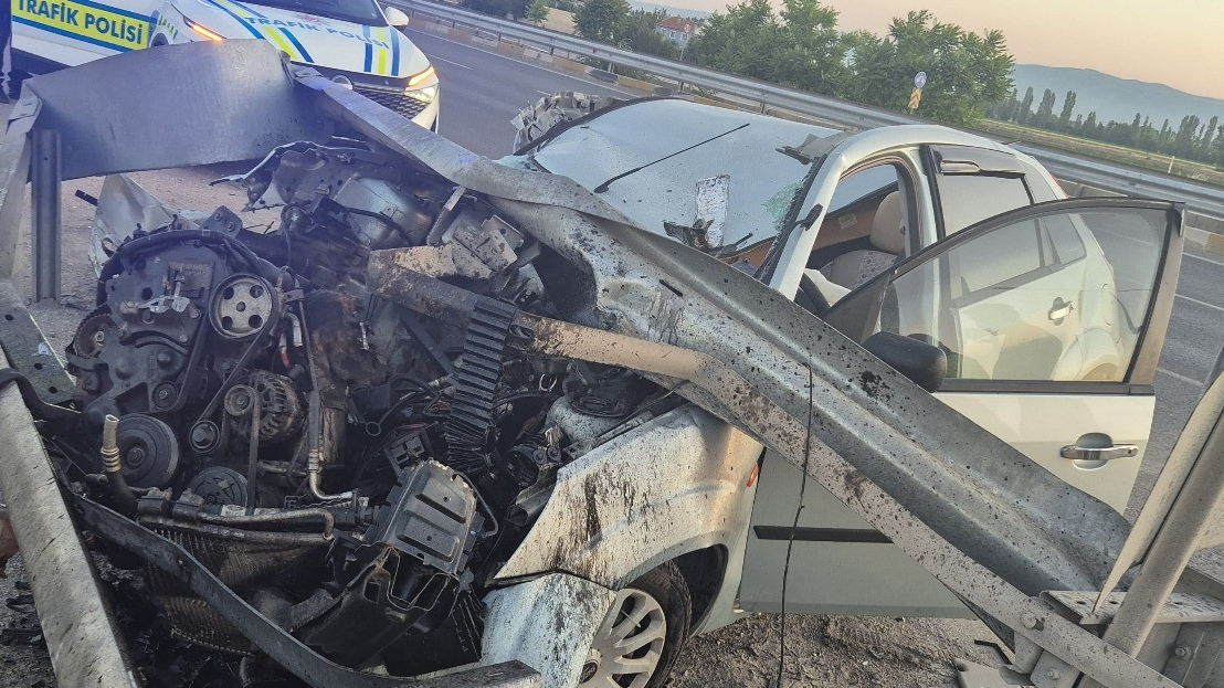 Eskişehir’de bariyere çarpan otomobil hurdaya döndü