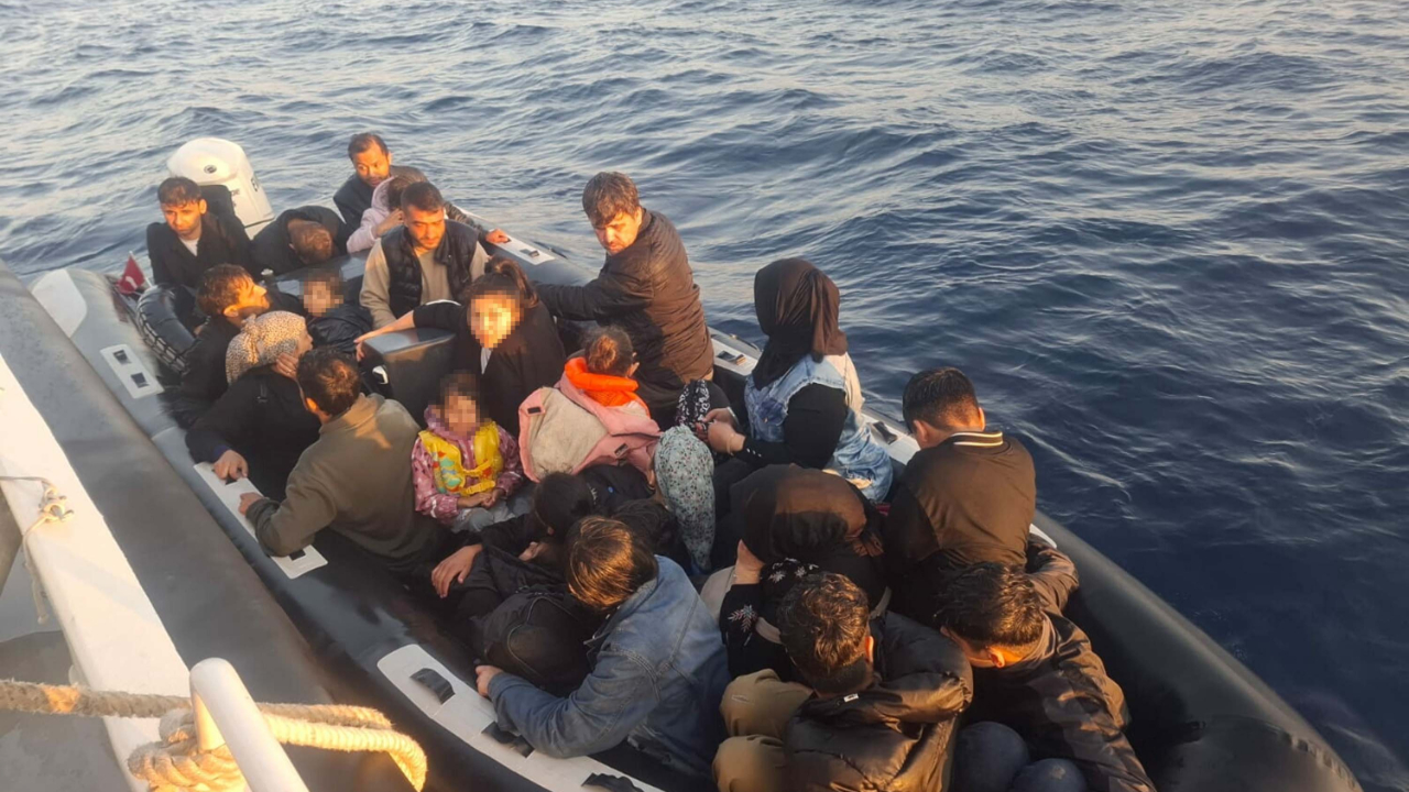 Çanakkale'de 37 kaçak göçmen ile 2 göçmen organizatör yakalandı