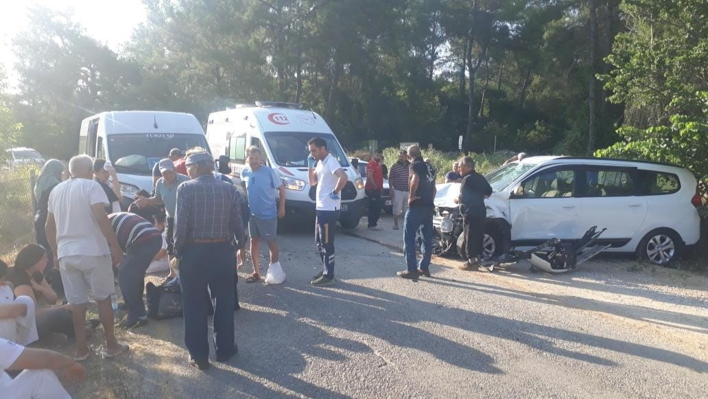 Muğla’da servis minibüsü ile otomobil çarpıştı: 9 yaralı
