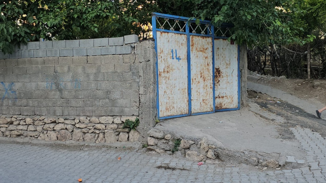 Çocuklarını ve kendisini bıçakla yaraladı