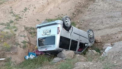 Başkale'de kamyonet dereye uçtu: 2 yaralı