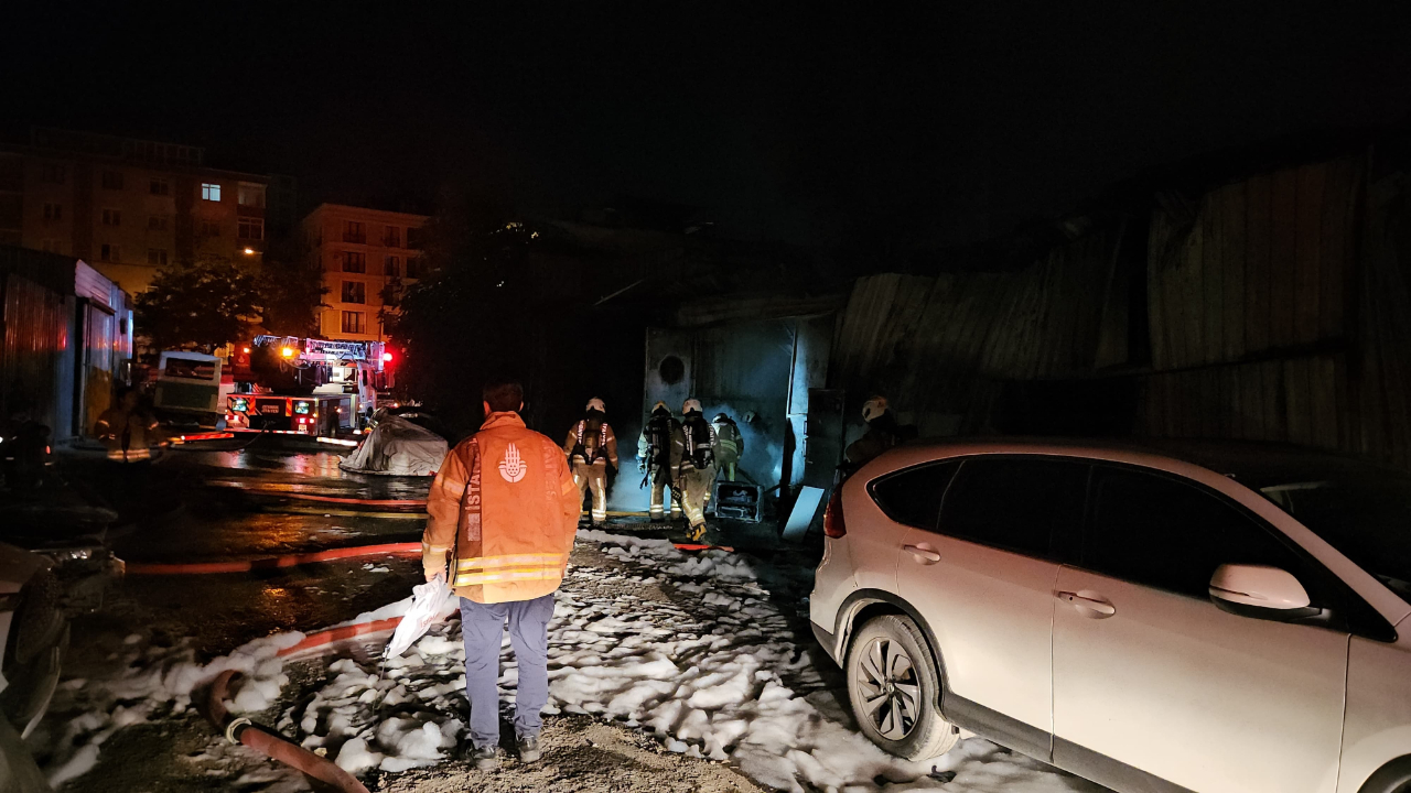 İstanbul'da tamirhanede korkutan yangın! Çok sayıda araç yandı