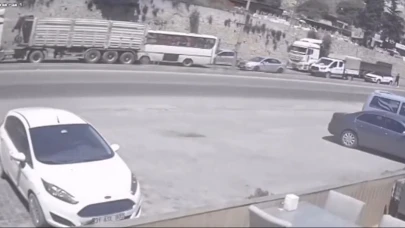 Hatay'da midibüs tırla çarpıştı! 2 yaralı