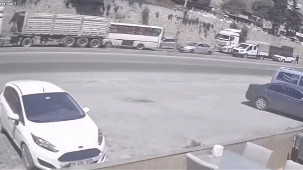 Hatay'da midibüs tırla çarpıştı! 2 yaralı