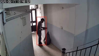 Hırsız ayakkabıları poşete doldurup kaçtı!