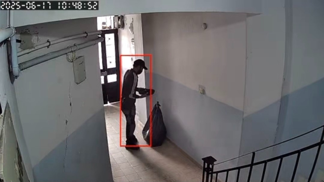 Hırsız ayakkabıları poşete doldurup kaçtı!