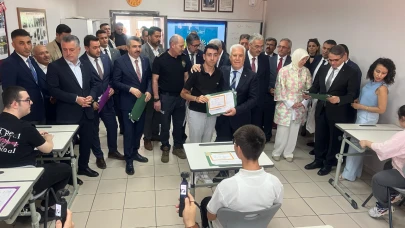 Bursa'da 656 bin 200 öğrenci karne heyecanı yaşadı!