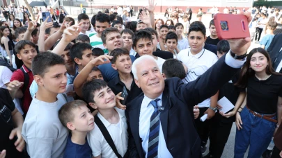 Başkan Bozbey öğrencilerin karne heyecanını paylaştı