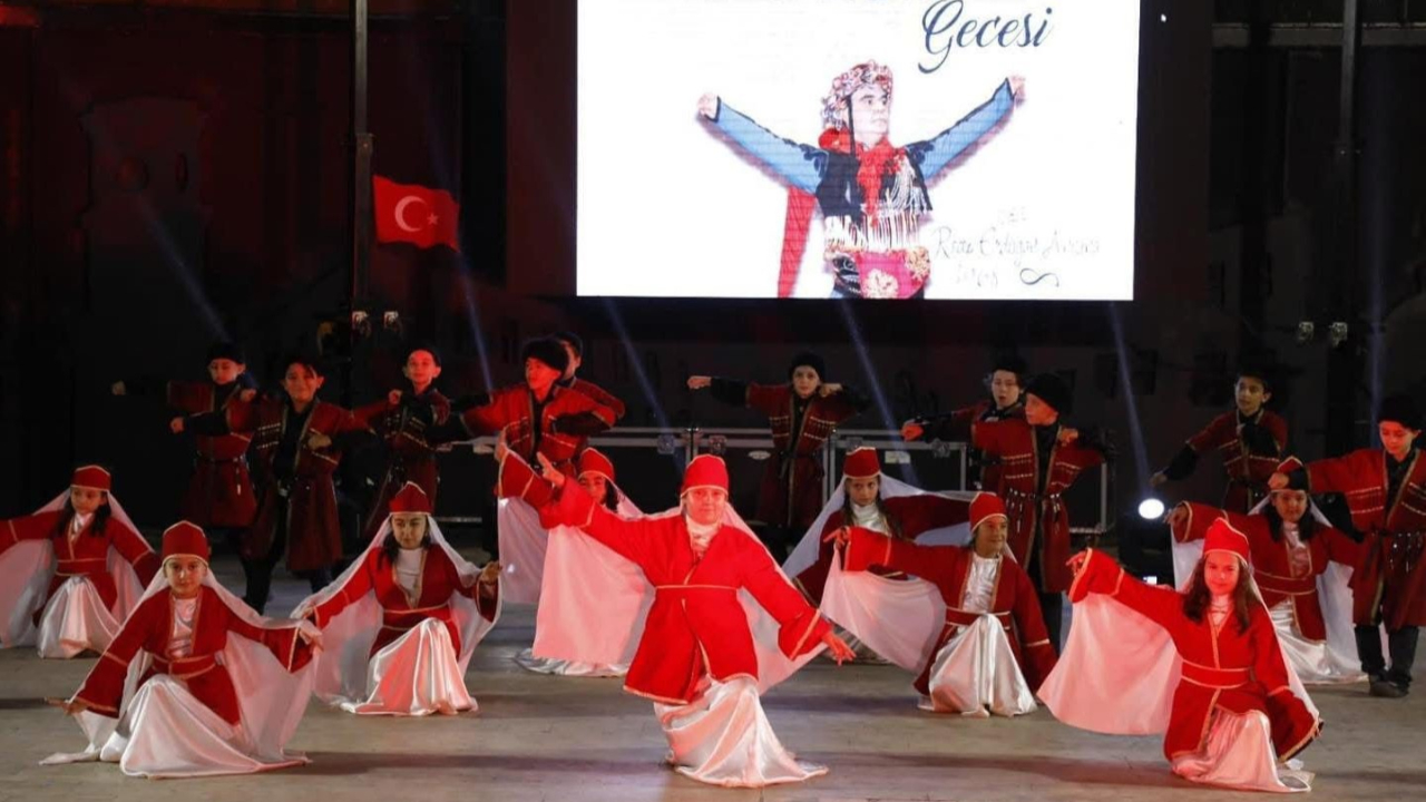 İnegöl Belediyesi Halk Dansları Topluluğu 14'üncü yılını kutladı
