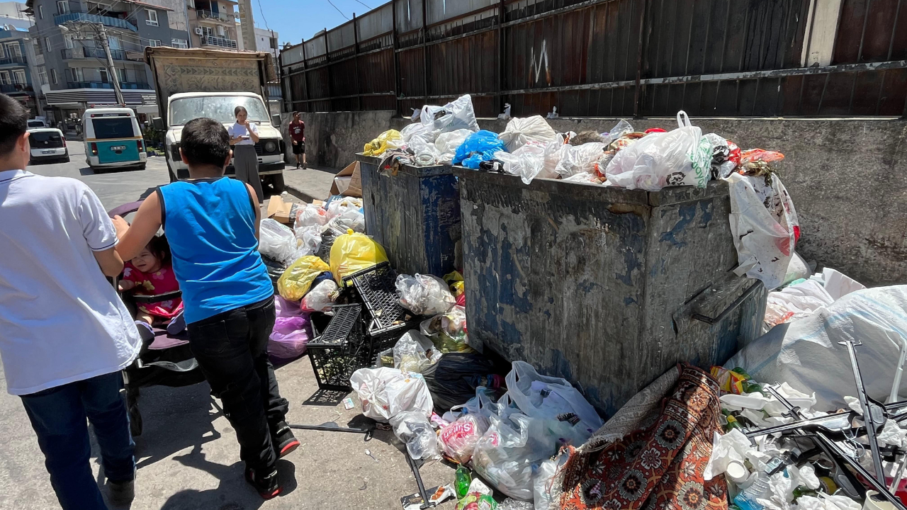 İzmir'de temizlik hizmetleri durdu! Sokaklar çöp koktu