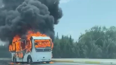Seyir halindeki minibüs alev aldı!