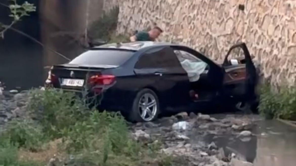 Su kanalında otururken aracın altında kalan çocuk hayatını kaybetti
