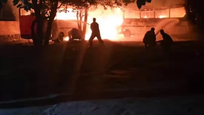 Park halindeki 2 midibüs alevlere teslim oldu