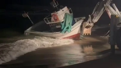 Sakarya'da 8 metrelik balıkçı teknesi karaya oturdu