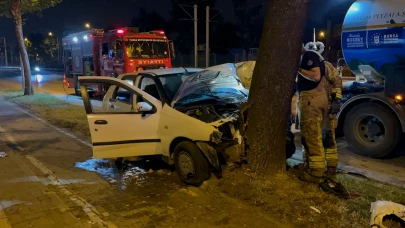 Bursa'da direksiyon hakimiyetini kaybeden sürücü ağaca çarptı