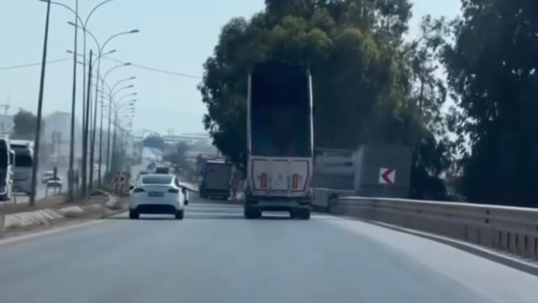 Kamyon şoförünün dikkatsizliği yürekleri ağza getirdi!