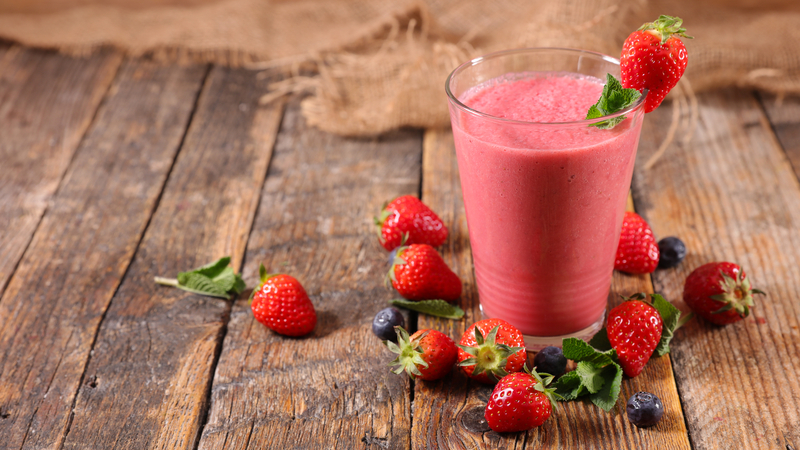 Yaz tatilinin keyfini muzlu ve çilekli smoothie ile taçlandırın