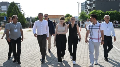 Ferdi Zeyrek’in kızı Nehir, TYT’ye CHP Lideri Özgür Özel ve annesiyle birlikte geldi