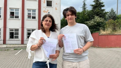 Aynı sırada geleceğe: Anne ve oğul aynı okulda sınava girdi