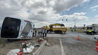 Kamyonet ile servis minibüsü çarpıştı! 3 yaralı